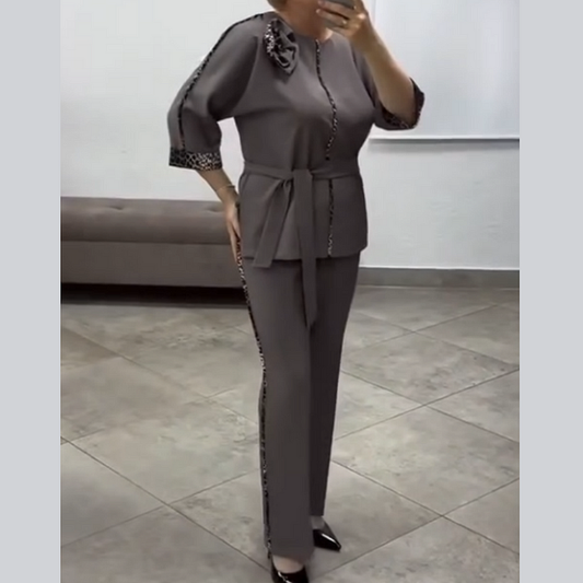 Elegants sieviešu kostīms ar ziedu rakstu