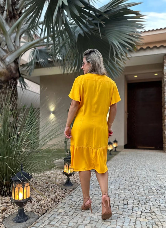 Jauna sieviešu brīvā laika vienkrāsaina kleita