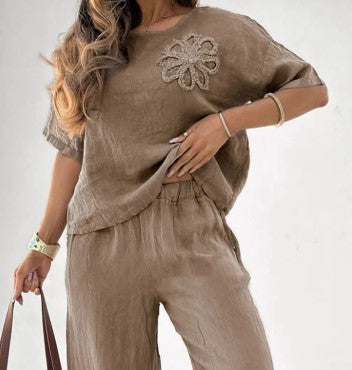 Brīvās divdaļīgās kostīms ar ziedu