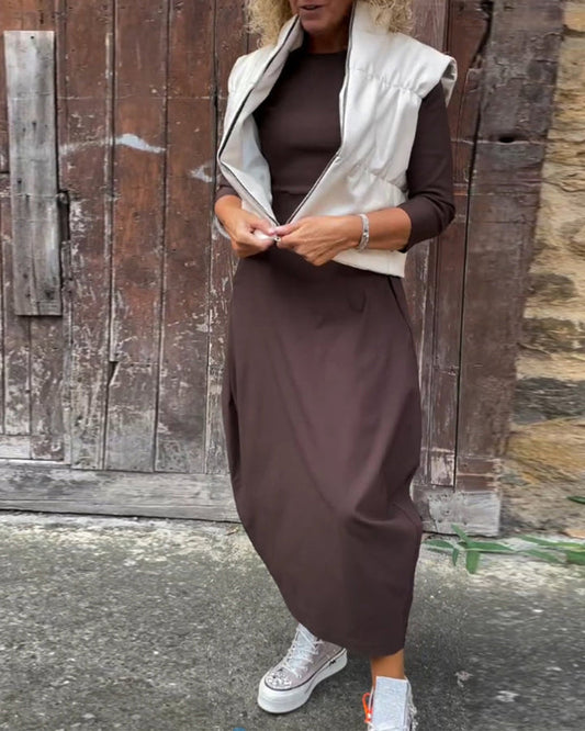 Vienkrāsaina kleita ar garām piedurknēm