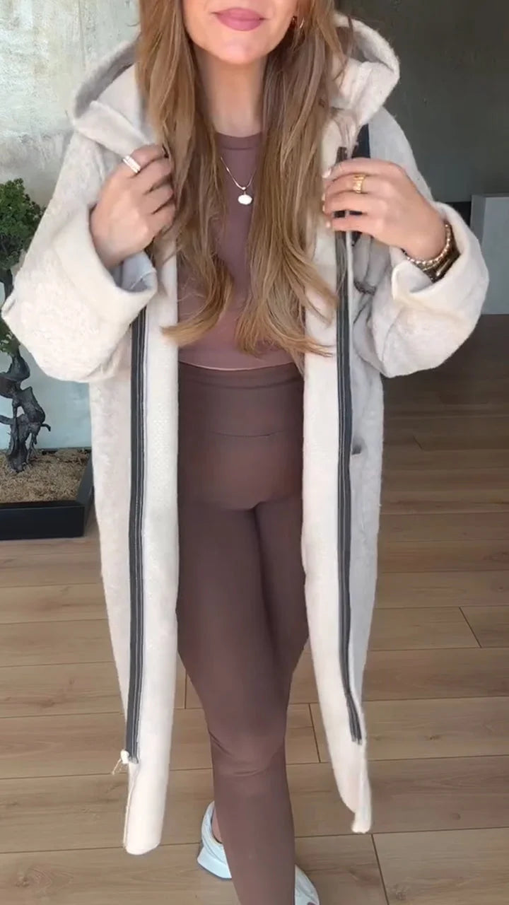 Sieviešu jaka ar kapuci un savelkamu auklu