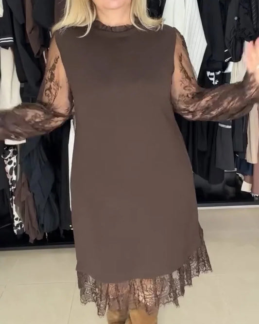 Eleganta sieviešu kleita ar mežģīņu rakstu