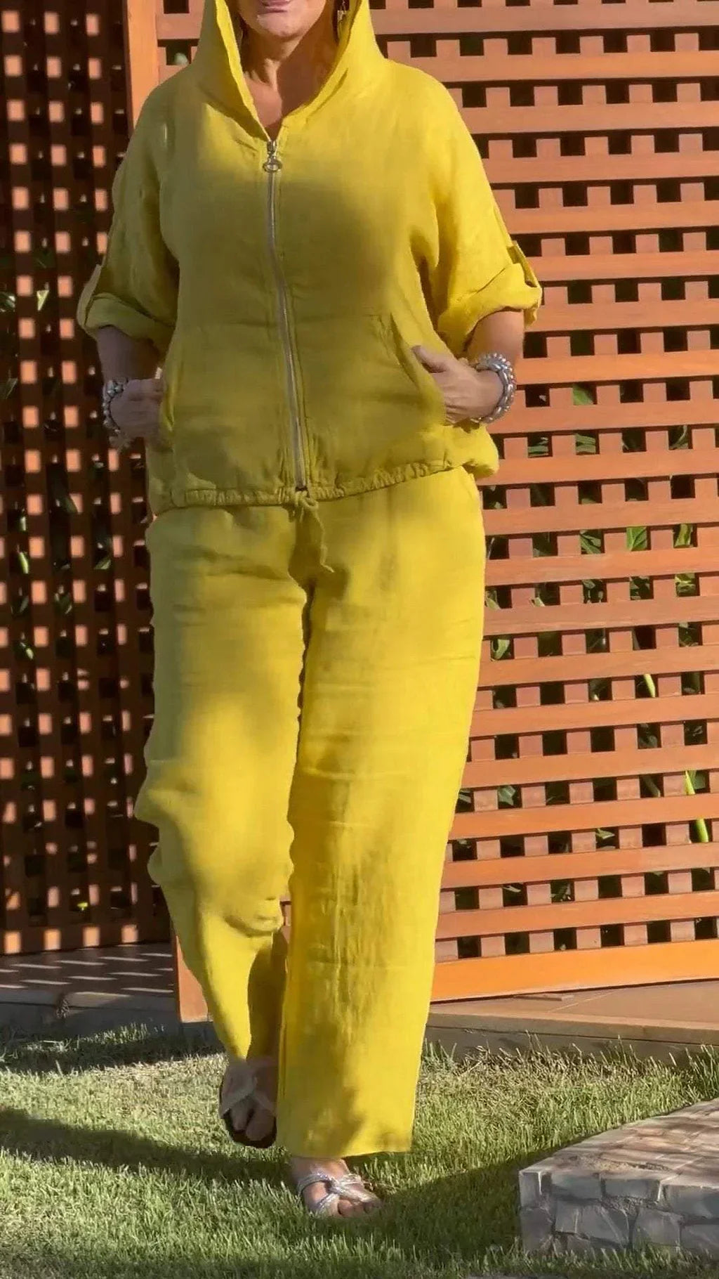 Divpakāpju kokvilnas un lina kostīms ar kapuci