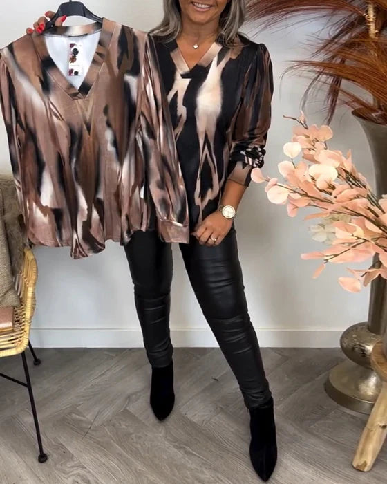 Blūze ar interesantu rakstu un V veida kakla izgriezumu