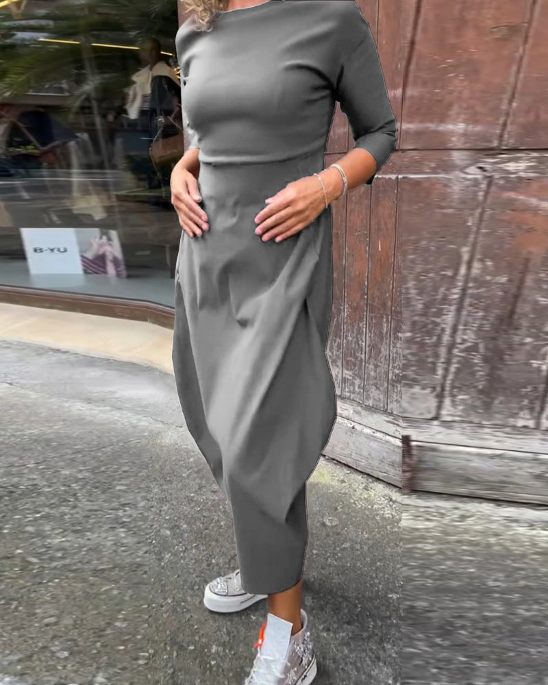 Vienkrāsaina kleita ar garām piedurknēm