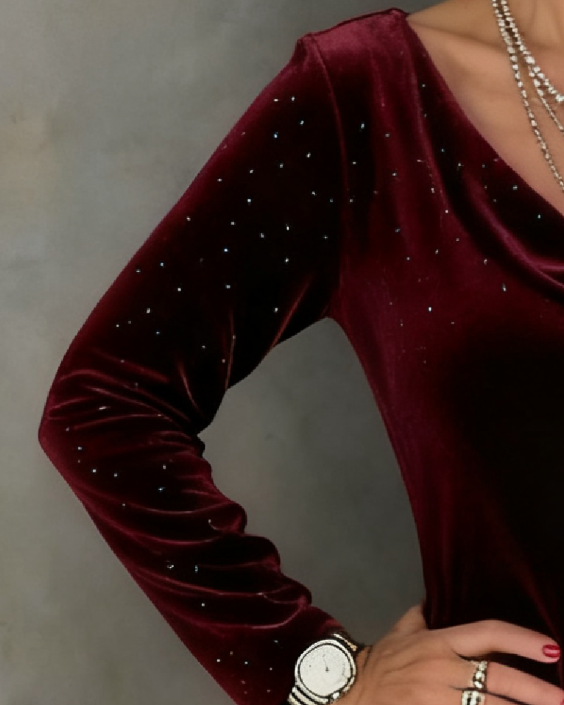 Kleita ar smalku spīdumu