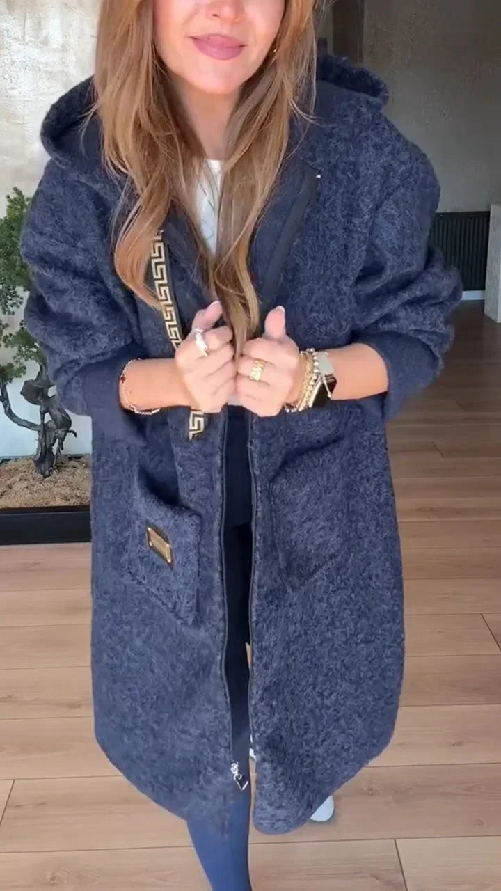 Sieviešu jaka ar kapuci un savelkamu auklu