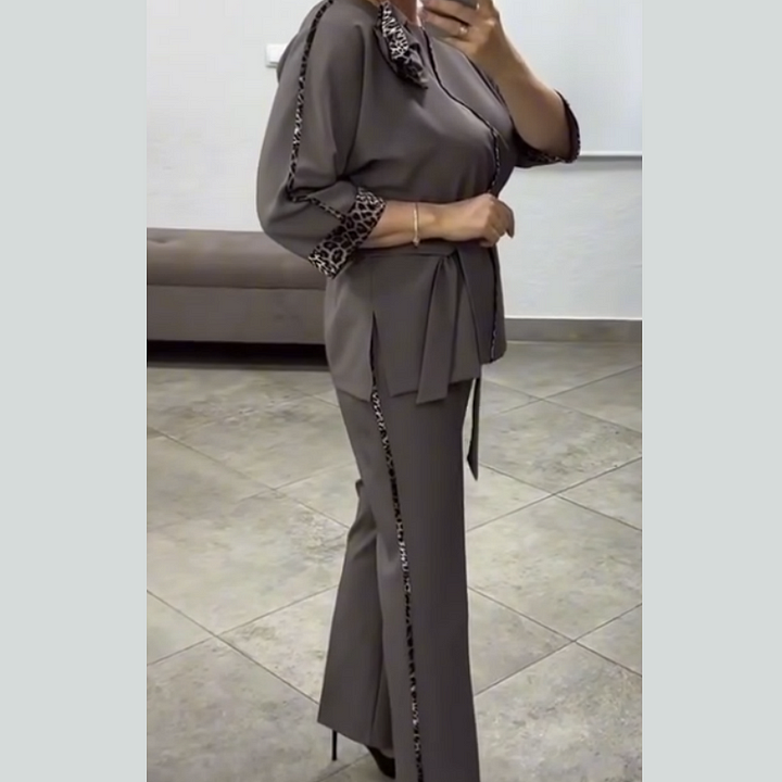 Elegants sieviešu kostīms ar ziedu rakstu