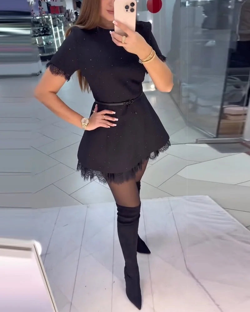 Eleganta, spīdīga mežģīņu sieviešu kleita