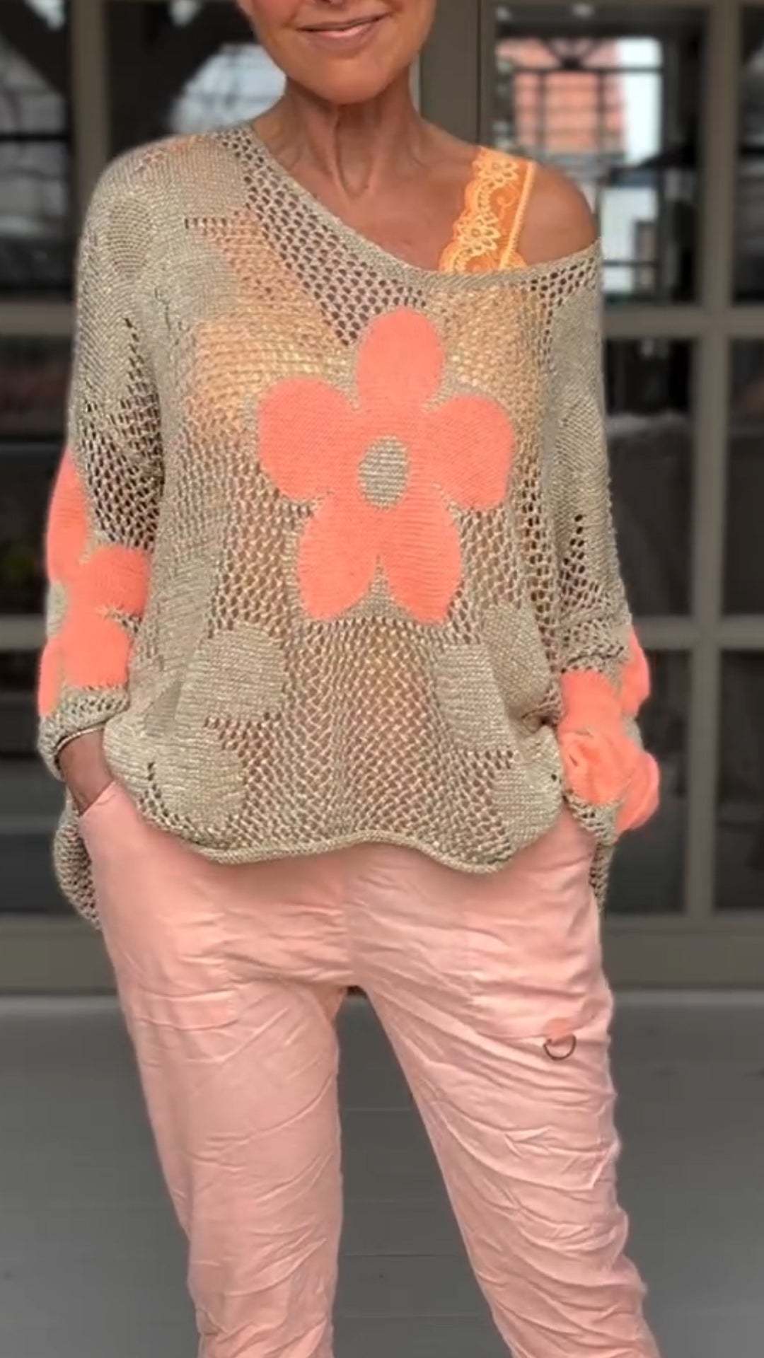 Adīts džemperis ar ziediem un garām piedurknēm