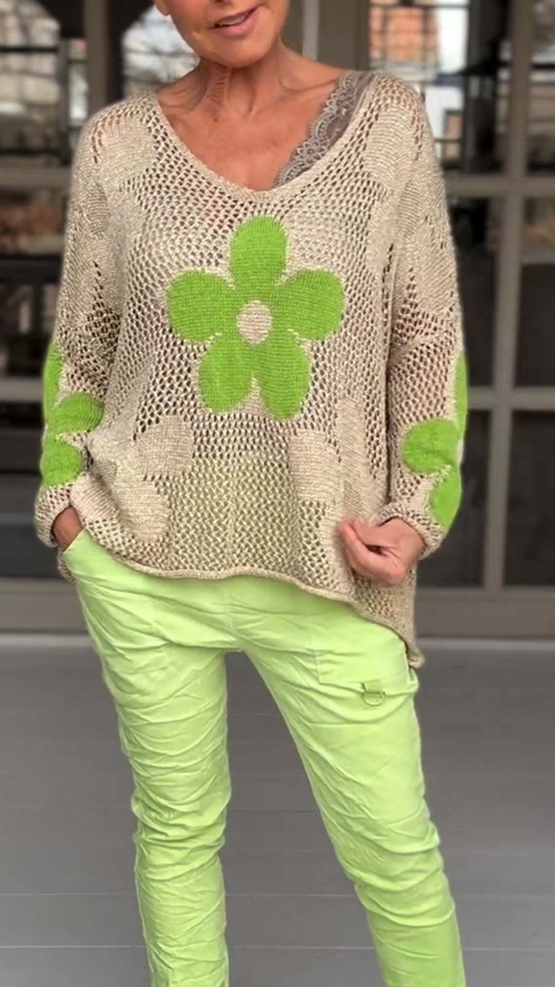 Adīts džemperis ar ziediem un garām piedurknēm