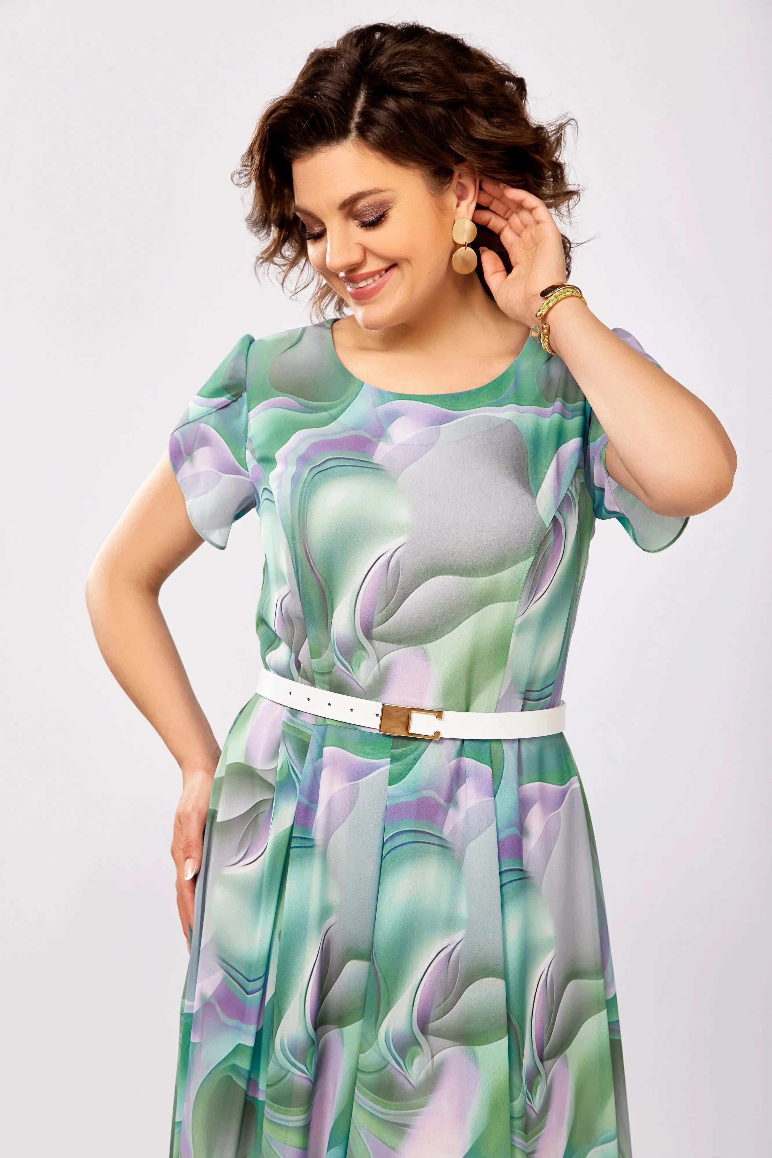 Jauna eleganta augstas kvalitātes kleita