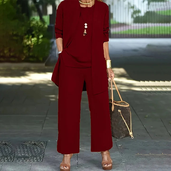 Elegants trīsdaļīgs dāmu komplekts ar vaļēju piegriezumu