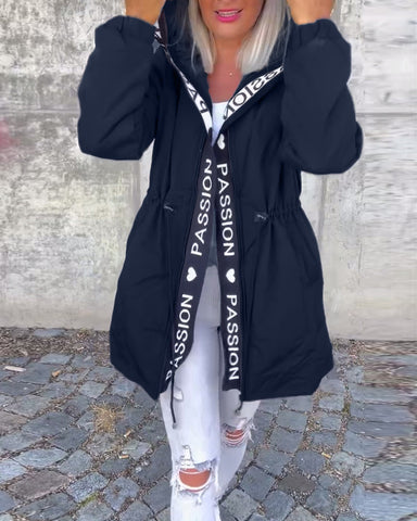 Jauna stila rudens jaka ar rāvējslēdzēju un kapuci