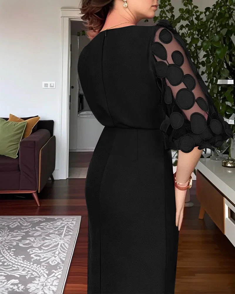 Pieguļoša kleita ar 3D punktiem