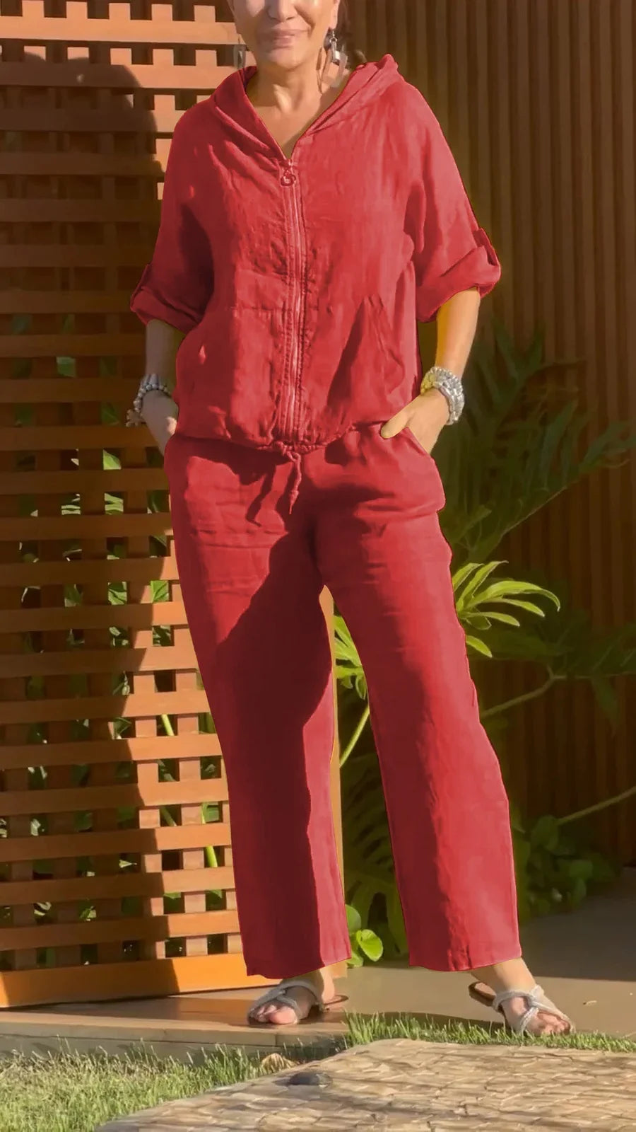 Divpakāpju kokvilnas un lina kostīms ar kapuci