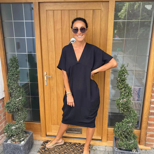 Eleganta un stilīga kleita ar V veida kakla izgriezumu