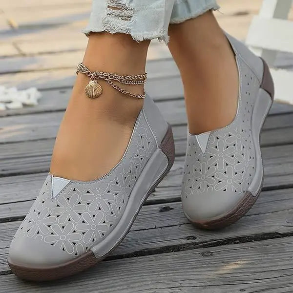 Sieviešu apavi ar ziedu apdruku