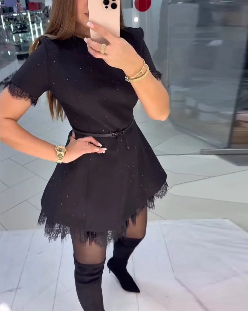 Eleganta, spīdīga mežģīņu sieviešu kleita