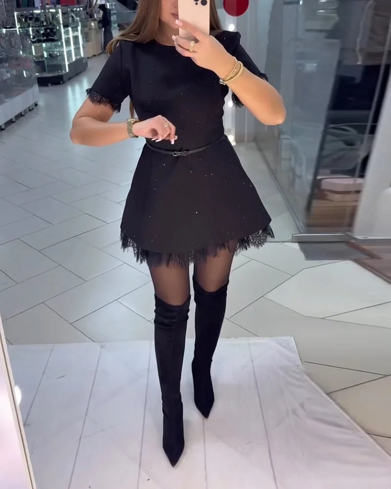 Eleganta, spīdīga mežģīņu sieviešu kleita