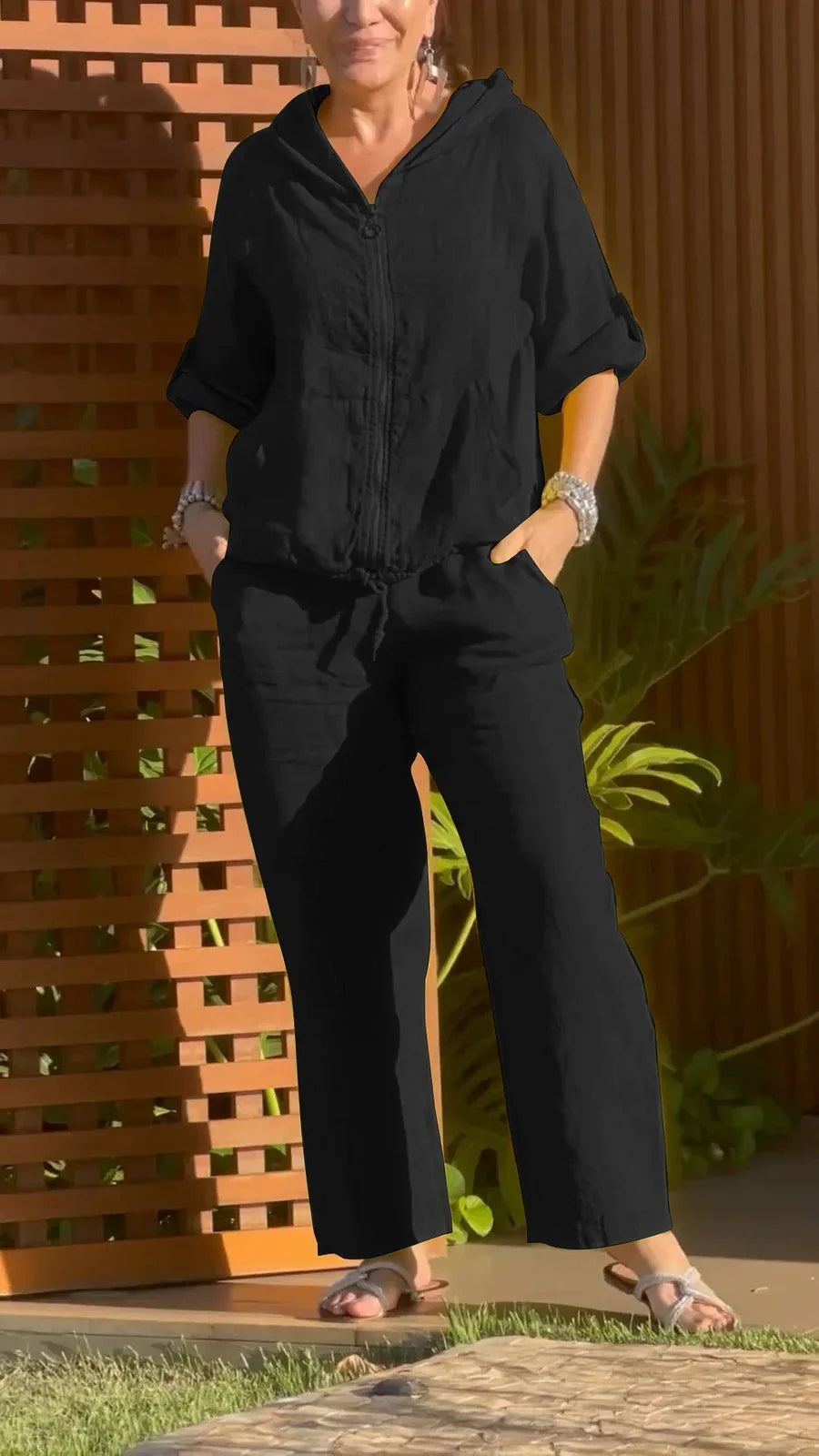 Divpakāpju kokvilnas un lina kostīms ar kapuci