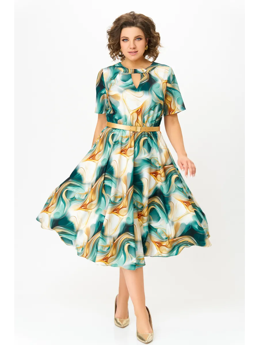 Brīva, gaiša sieviešu kleita