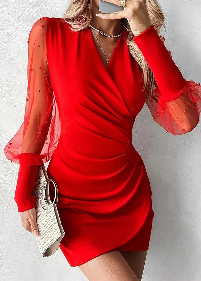 Kleita ar V veida kakla izgriezumu un modernām pērlēm