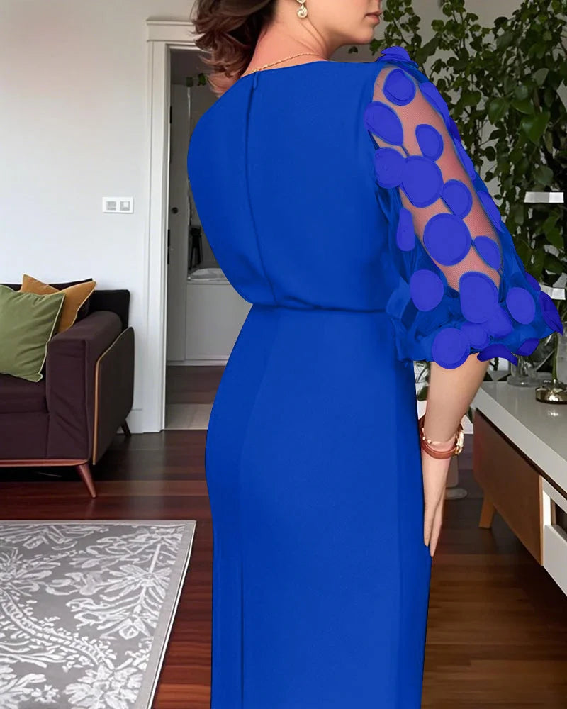 Pieguļoša kleita ar 3D punktiem