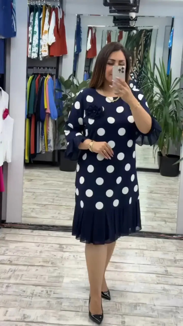 Jauna modes kleita, klasiska dizaina, eleganta un vienkārša.