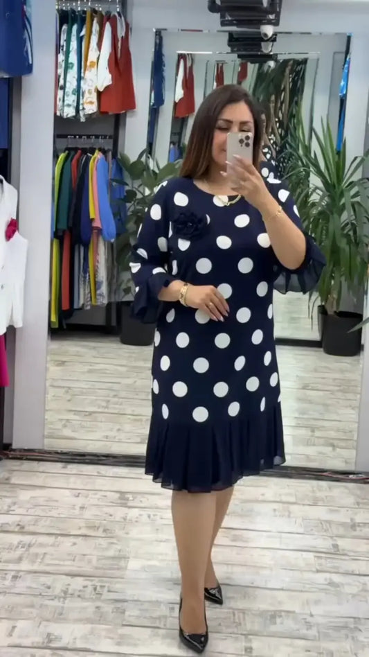 Jauna modes kleita, klasiska dizaina, eleganta un vienkārša.