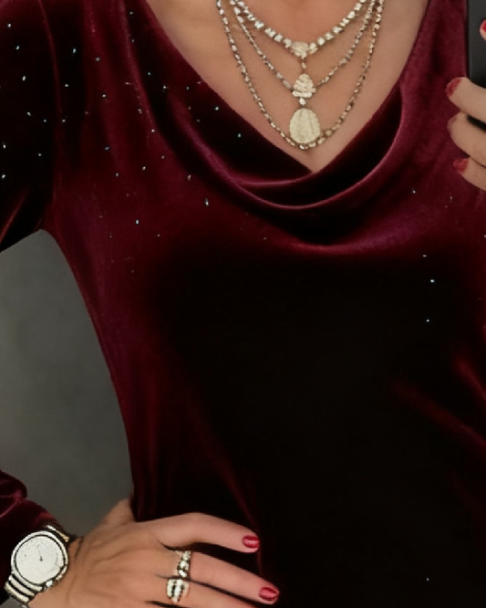 Kleita ar smalku spīdumu