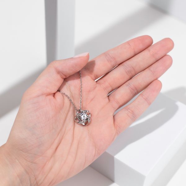 Kaklarota dāvanu kastītē