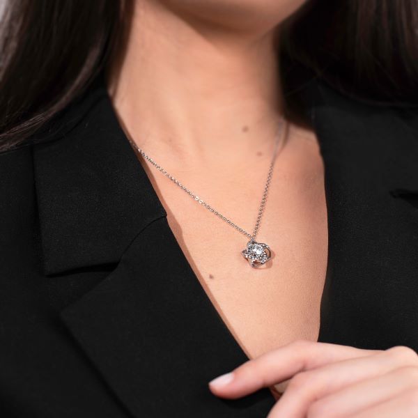 Kaklarota dāvanu kastītē