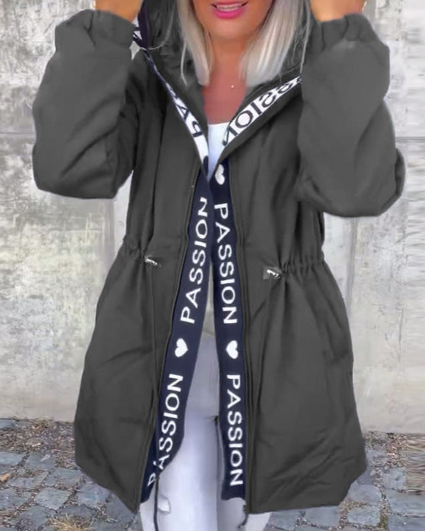 Jauna stila rudens jaka ar rāvējslēdzēju un kapuci