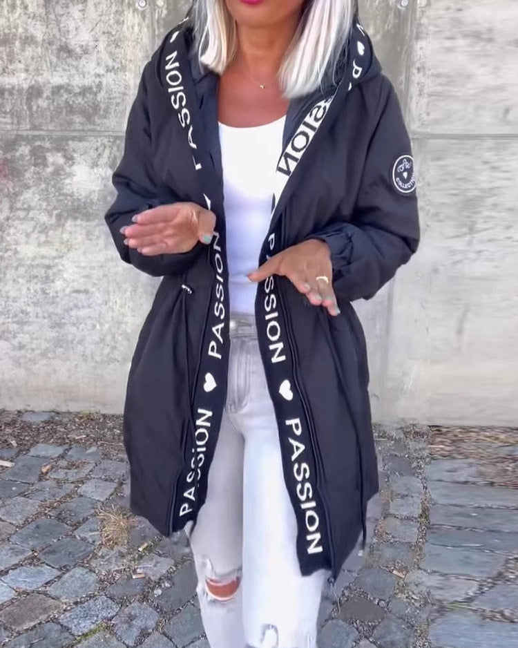 Jauna stila rudens jaka ar rāvējslēdzēju un kapuci