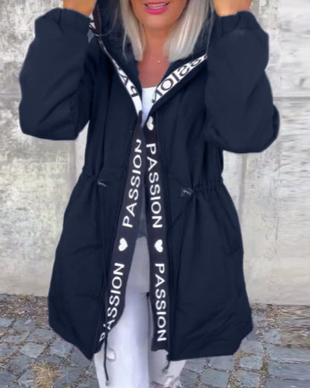 Jauna stila rudens jaka ar rāvējslēdzēju un kapuci