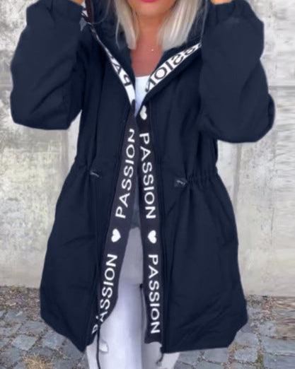 Jauna stila rudens jaka ar rāvējslēdzēju un kapuci