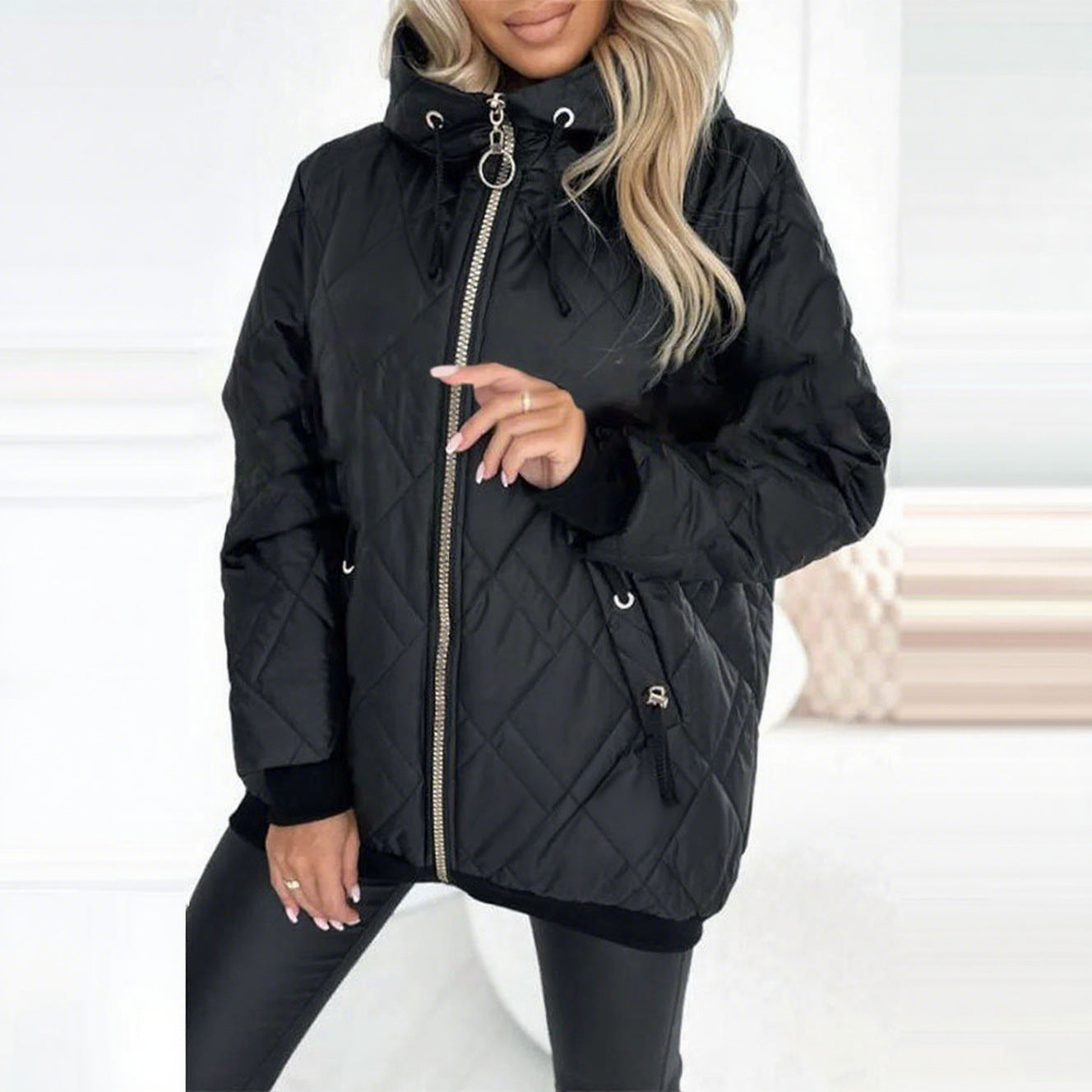 Modes jaka ar augstu apkakli un kapuci