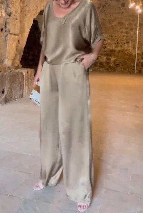 Satīna divdaļīgs uzvalks ar V veida kakla izgriezumu