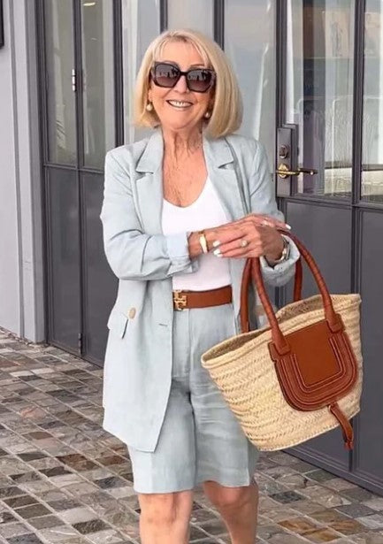 Sieviešu elegantu šortu un žaketes komplekts