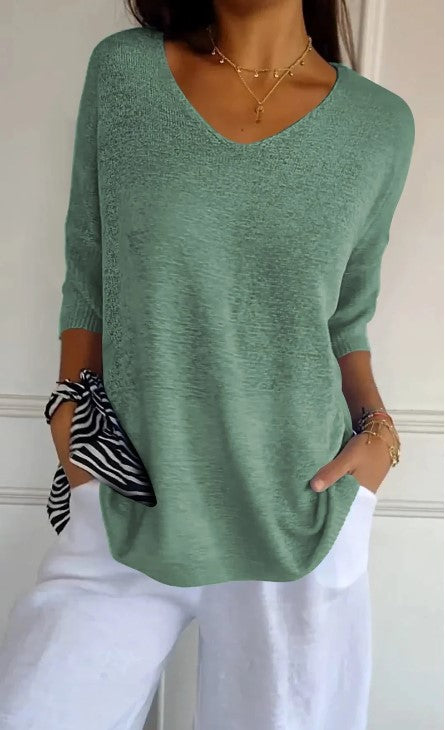 Vienkāršs džemperis ar V veida kakla izgriezumu