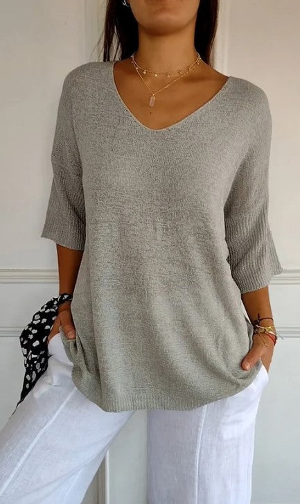 Vienkāršs džemperis ar V veida kakla izgriezumu
