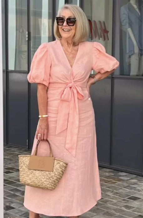 Sieviešu kleita ar uzpūstām piedurknēm