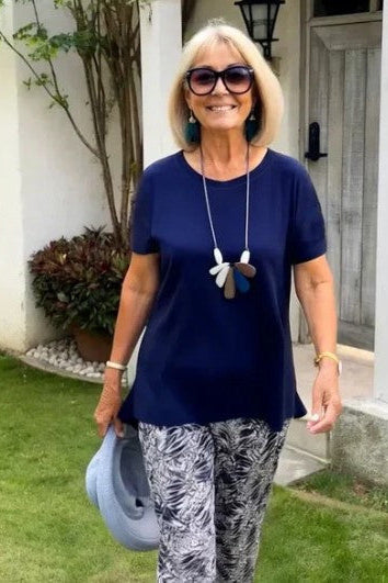 Divu daļu uzvalks ar greznām biksēm