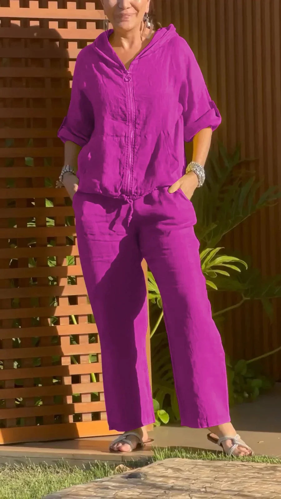 Divpakāpju kokvilnas un lina kostīms ar kapuci