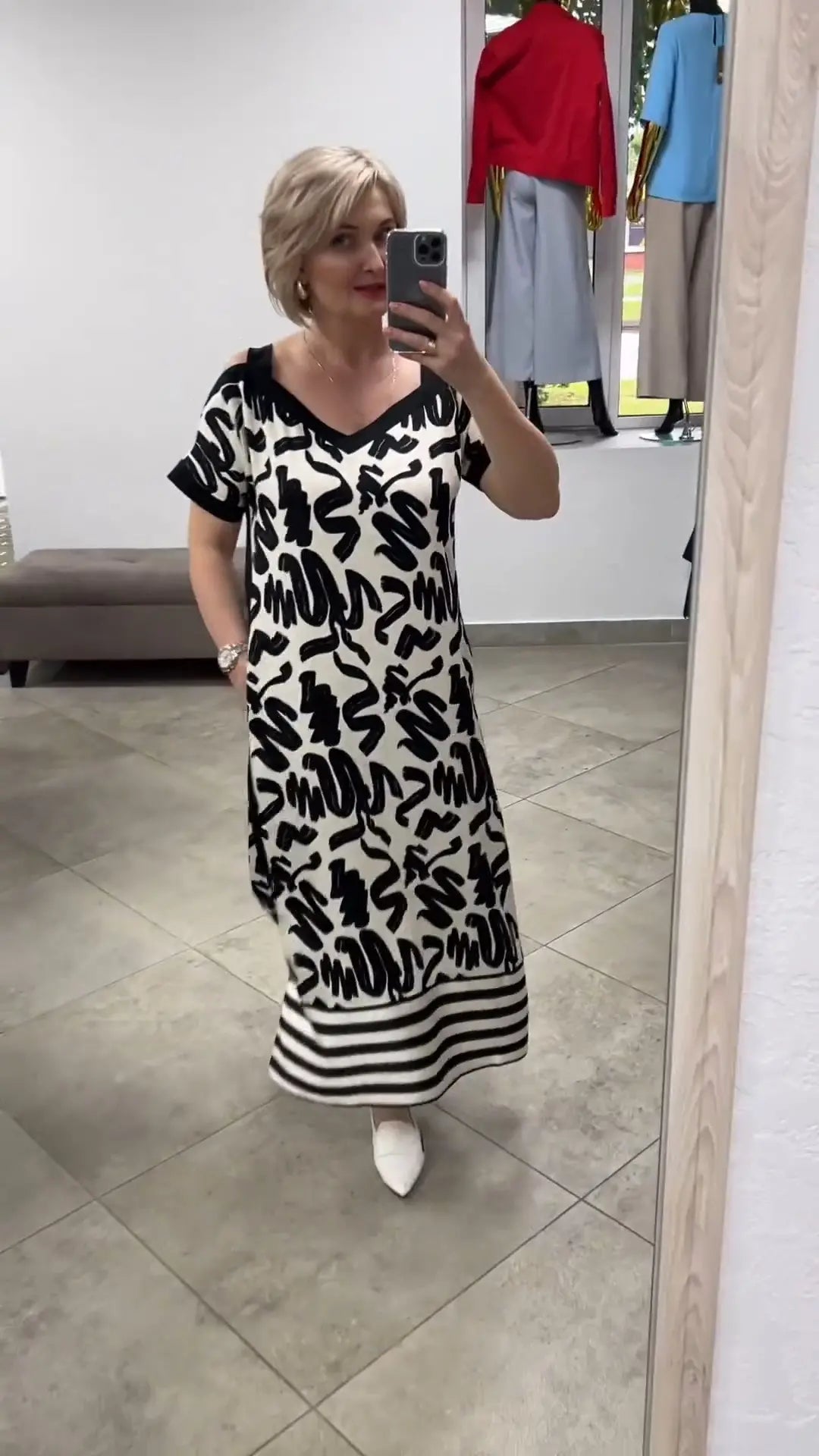 Eleganta un ērta kleita ar atklātiem pleciem