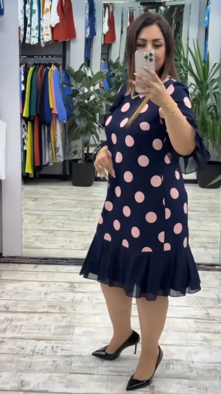 Jauna modes kleita, klasiska dizaina, eleganta un vienkārša.