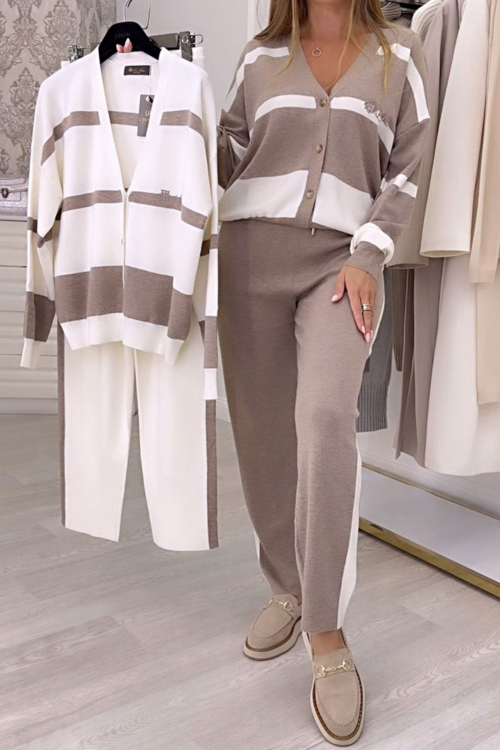 Modes trikotāžas komplekts kontrastējošā krāsā