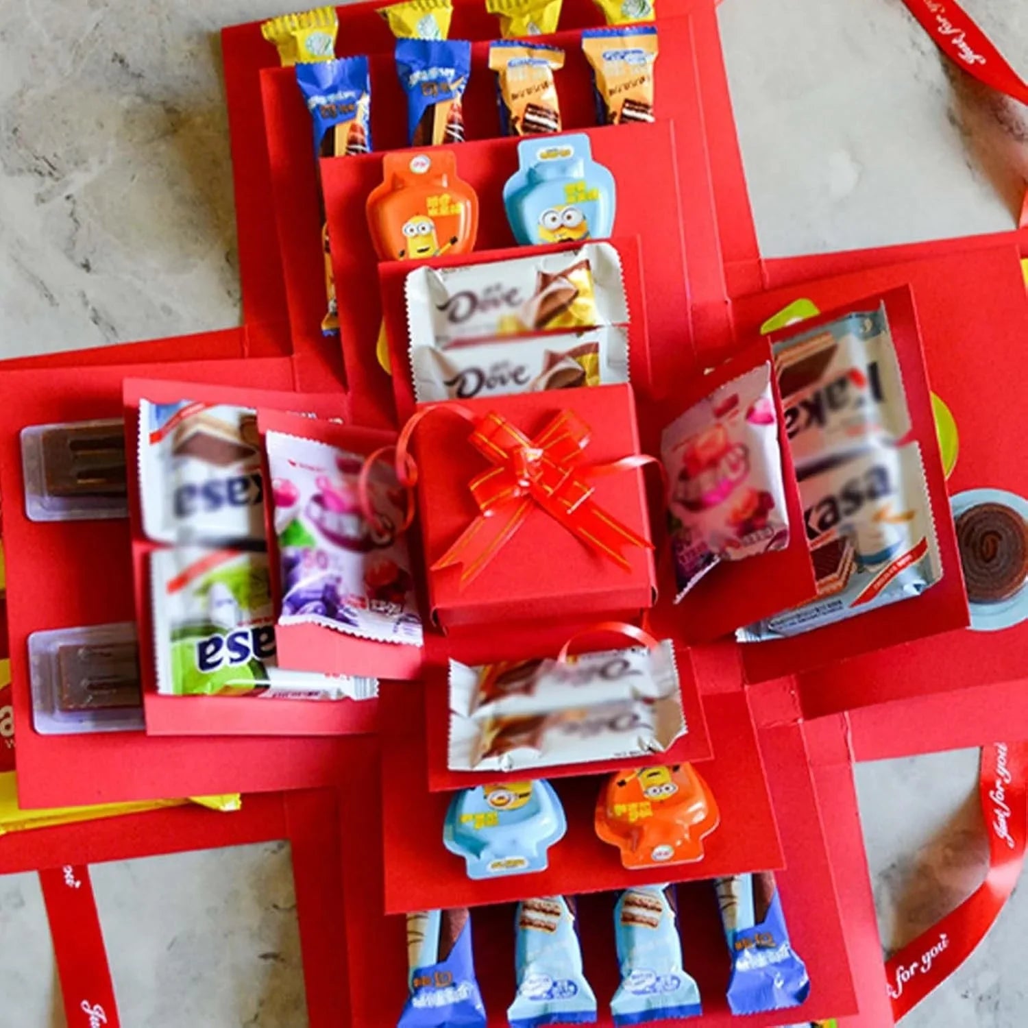 Radoša Ziemassvētku dāvanu kaste: 5 līmeņu pārsteiguma dāvanu kaste ar lenti