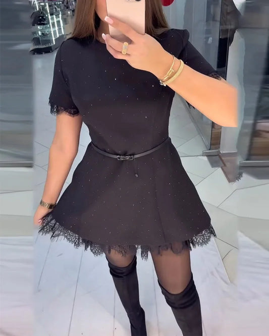 Eleganta, spīdīga mežģīņu sieviešu kleita